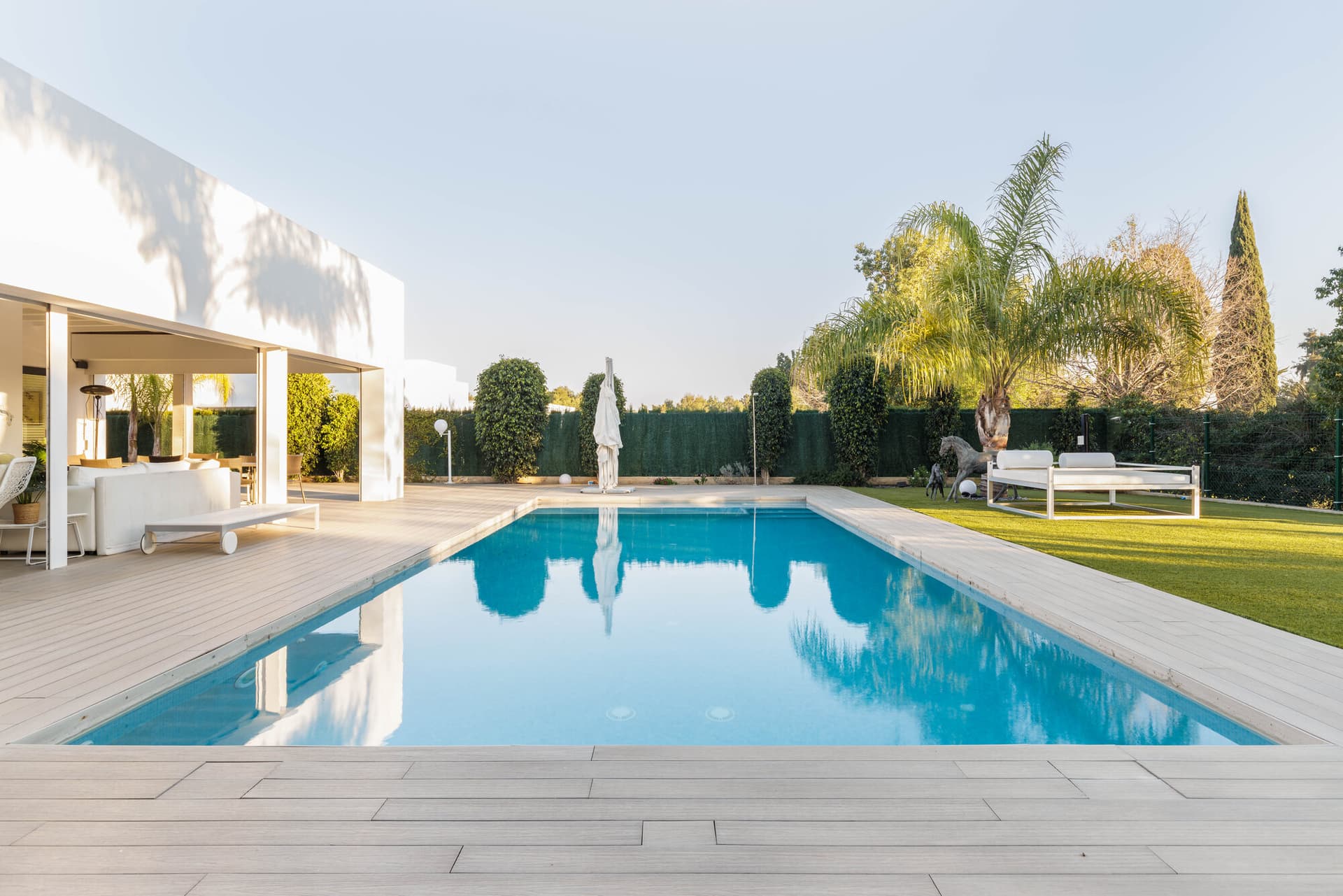 Piscina y terraza