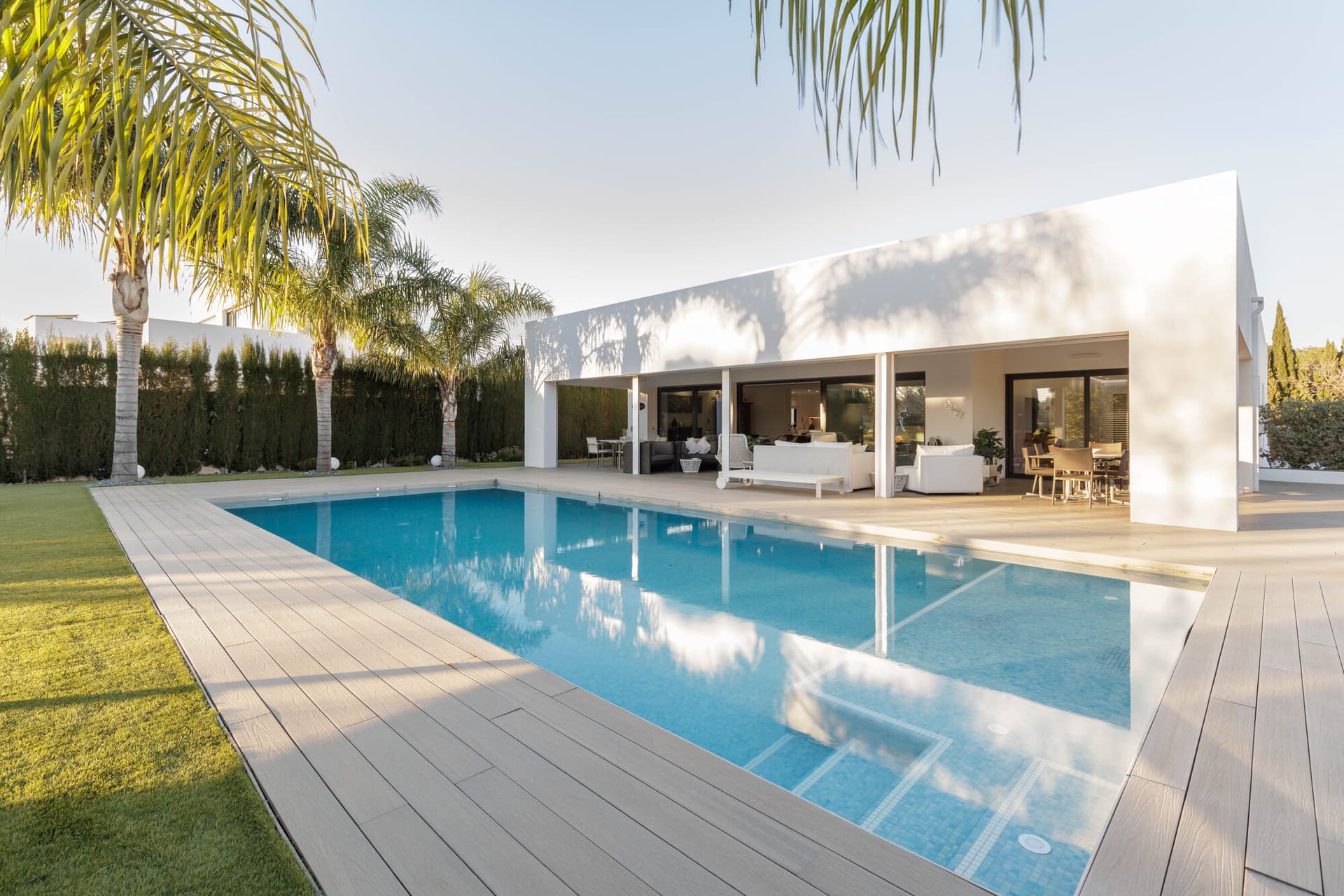 Exterior con piscina y jardín
