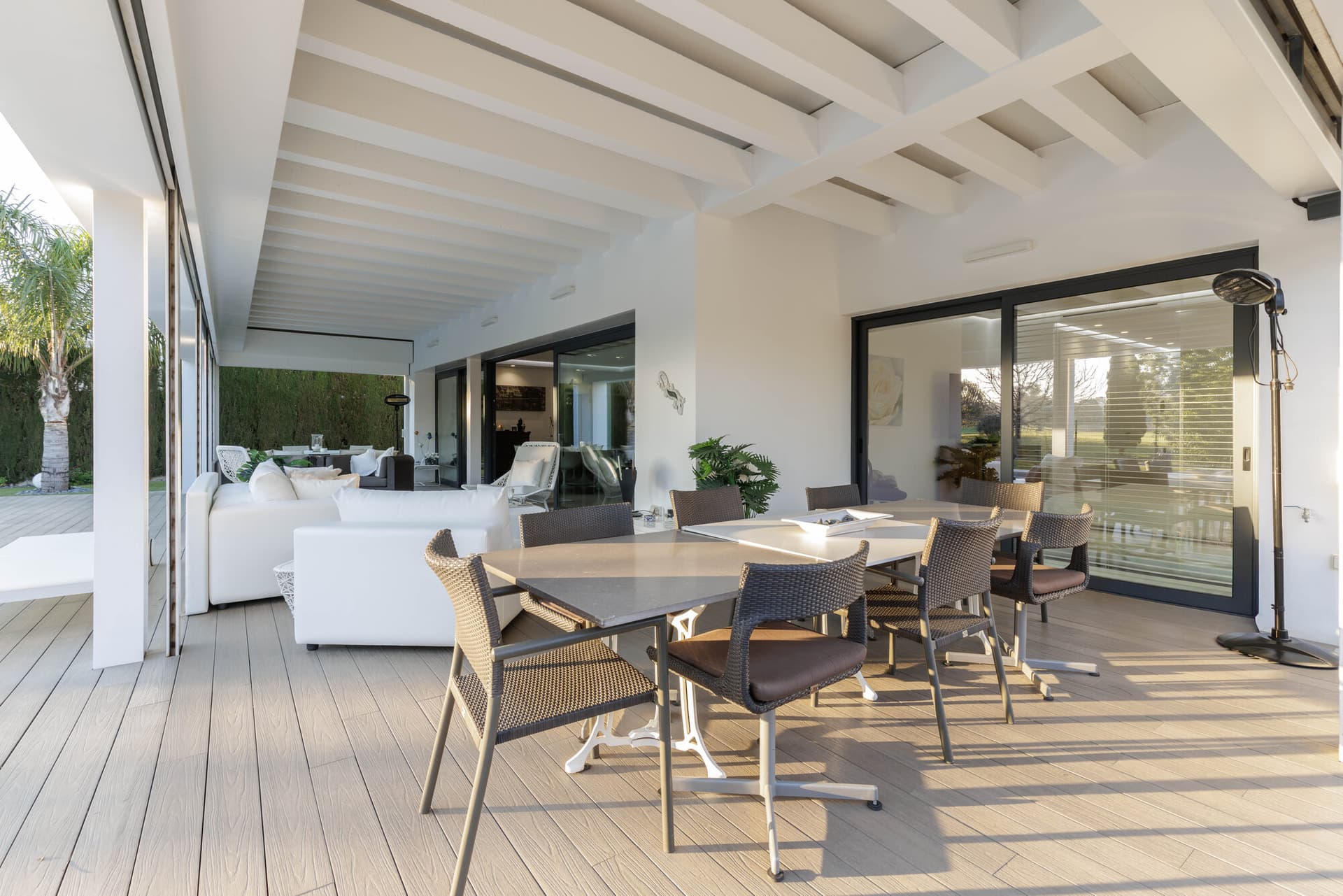 Terraza cubierta con comedor