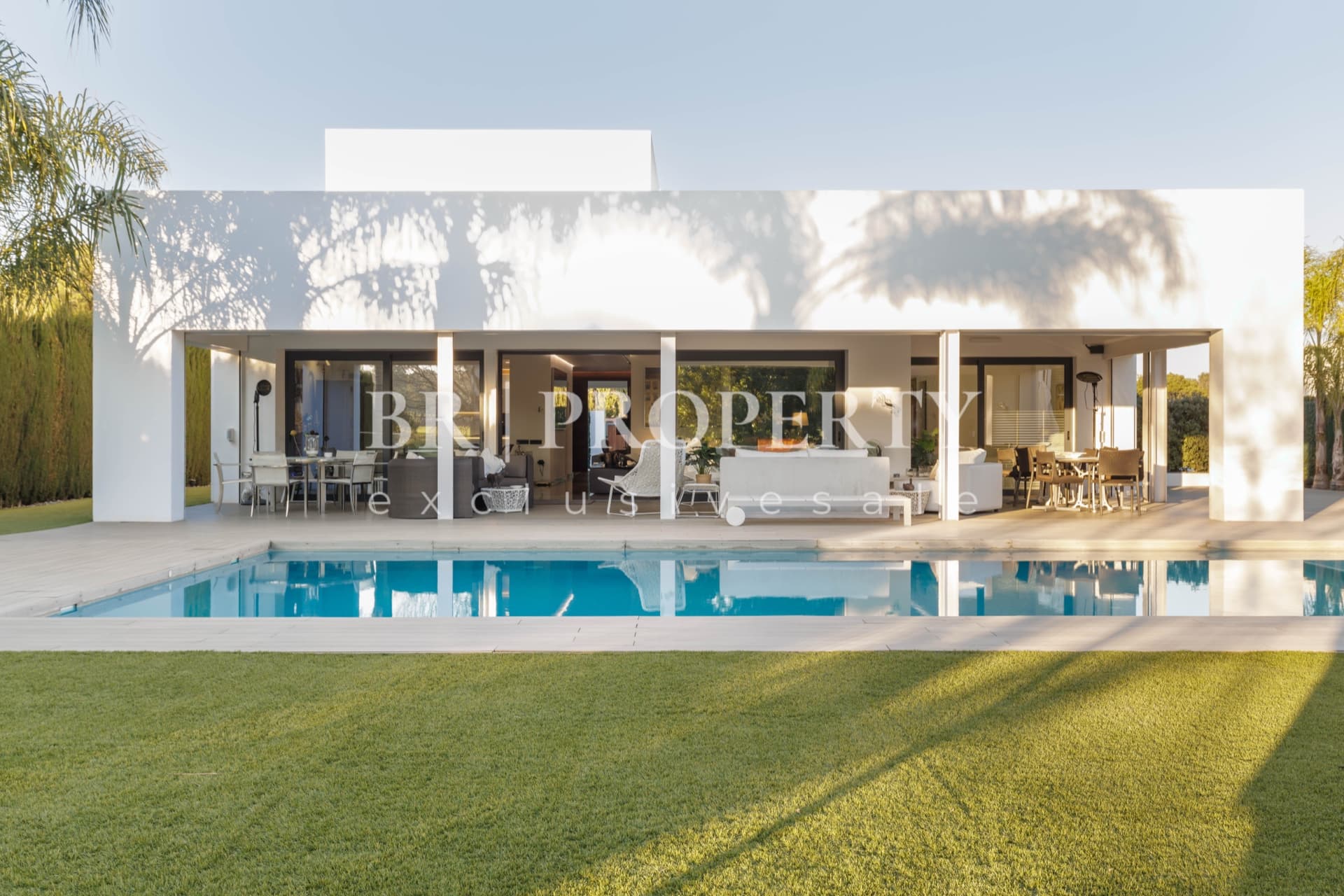 Exterior con piscina y jardín