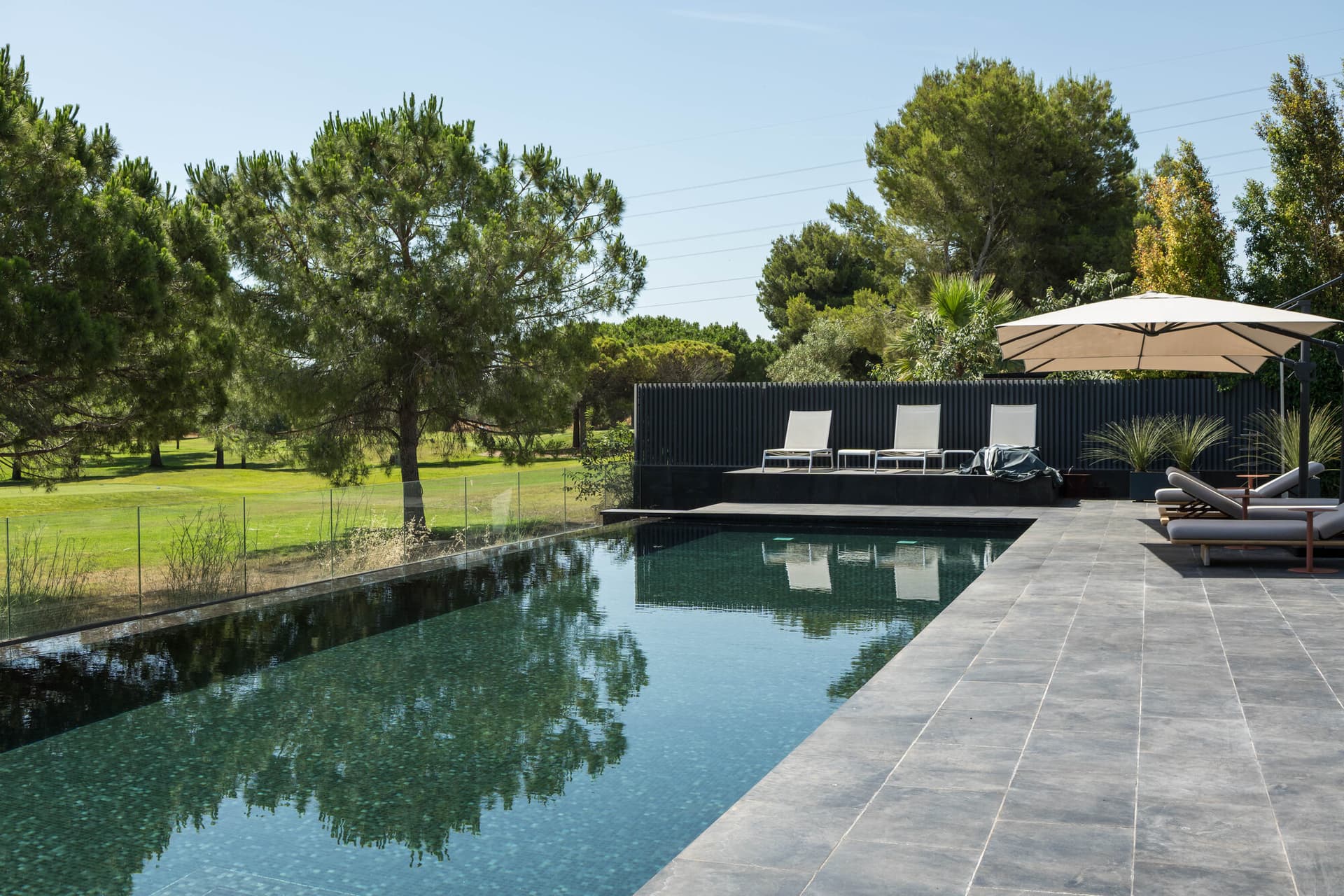 Piscina infinity y jardín