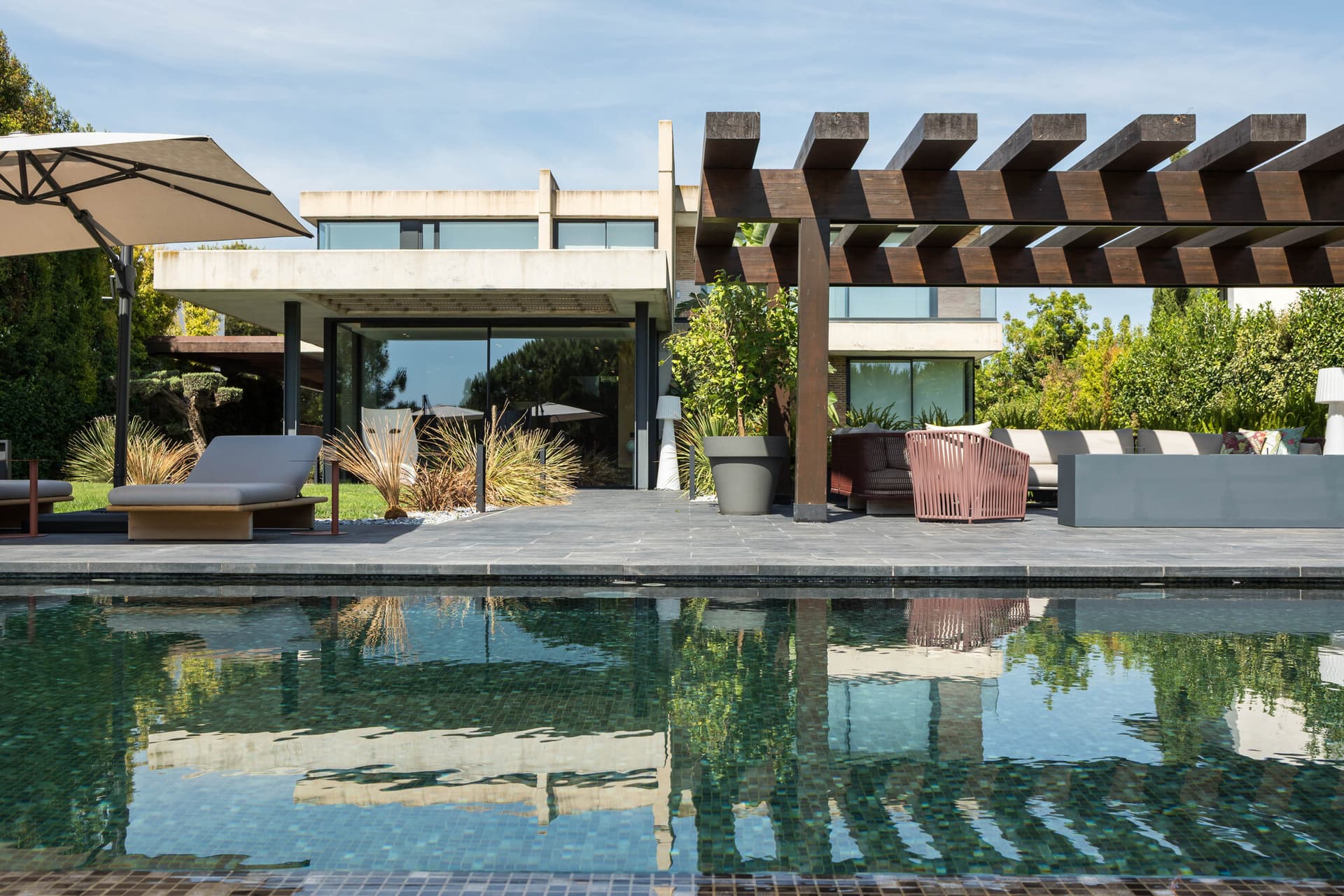 Exterior con pérgola y piscina